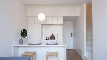 Elite Loft | Private kitchen | Fridge, stovetop, electric kettle, cookware/dishes/utensils