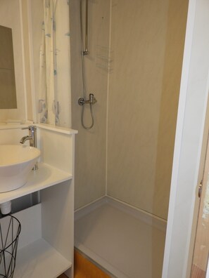 Douche, sèche-cheveux, savon, papier toilette