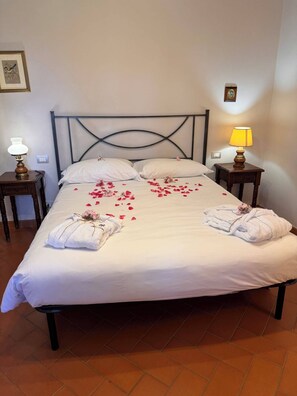 1 quarto, ferros/tábuas de passar roupa, roupa de cama