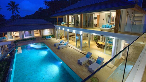 A modern house with a large swimming pool, a second-floor balcony with seating, and a well-lit interior. - 6 Bedroom Luxury Sea View Villa Moonrise SDV079B-By Samui Dream Villas (Koh Samui)
