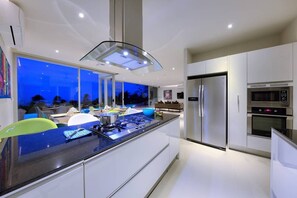 วิลล่า, หลายห้องนอน, ปลอดบุหรี่, ห้องครัว | ครัวส่วนตัว | ตู้เย็นขนาดใหญ่, ไมโครเวฟ, เตาอบ, เตาประกอบอาหาร