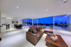 วิลล่า, หลายห้องนอน, ปลอดบุหรี่, ห้องครัว | บริเวณนั่งเล่น | ทีวีจอแบน