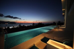 A swimming pool with a view of the sunset over the water, a modern architectural design, and a clear sky. - 3 Bedroom Sunset Sea View Villa SDV097-By Samui Dream Villas (Koh Samui)