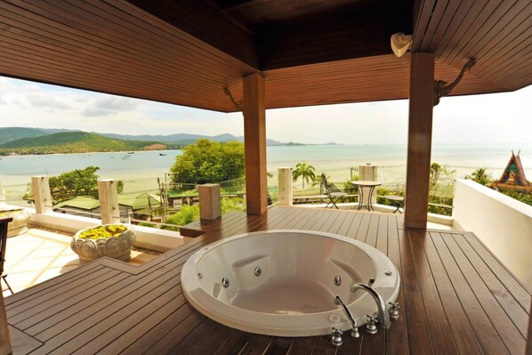Outdoor spa tub - 2 Bedroom Sea View Villa Big Buddha (Koh Samui)