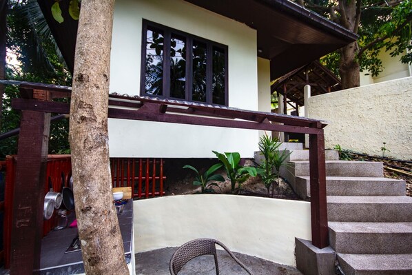 A modern house with a staircase leading to a covered porch. - 1 Bedroom Beach Bungalow Koh Phangan SDV235-By Samui Dream Villas (Ko Pha-ngan)