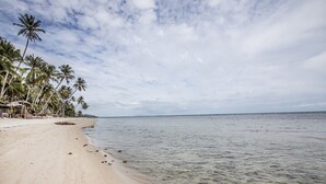 A beach with clear water, palm trees, and a sandy shore. - 6 Bedroom Twin Villas Ban Tai near Beach SDV260/261-By Samui Dream Villas (Koh Samui)