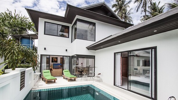 A modern two-story house with a swimming pool, large windows, and a balcony. - 6 Bedroom Twin Villas Ban Tai near Beach SDV260/261-By Samui Dream Villas (Koh Samui)