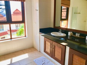 A bathroom with a window, a sink, and a mirror. - 4 Bedroom Villa on Beachfront Resort TG39 (Koh Samui)