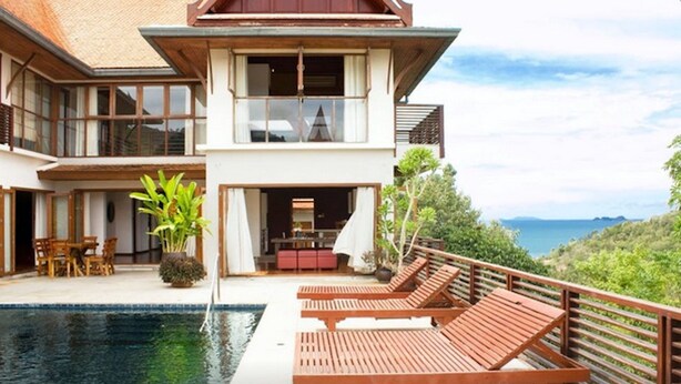 A two-story house with a swimming pool, wooden deck, and a view of the sea. - 6 Bedroom Sea View Villas Kai Muk Mussourie (Koh Samui)