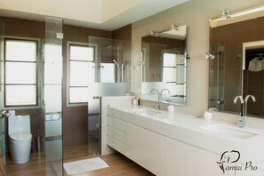 Villa, varias habitaciones, para no fumadores, cocina | Baño | Regadera y toallas 
