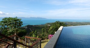 Ein Pool mit Blick auf das Meer und die Berge.