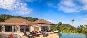 Ein Resort mit Pool, Sitzgelegenheiten im Freien und Bergblick.