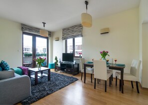 Business Apartment | Living area | Flat-screen TV