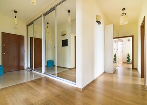 Business Apartment | Living area | Flat-screen TV