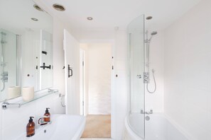 Tina con regadera, secadora de cabello, toallas, jabón