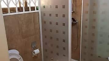 Twin Room | Bathroom | Shower, free toiletries, towels