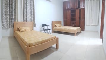 Twin Room | Desk, free WiFi, bed sheets