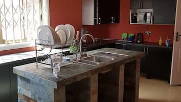 Habitación con 2 camas individuales | Cocina compartida | Refrigerador, microondas, horno y parrilla de estufa