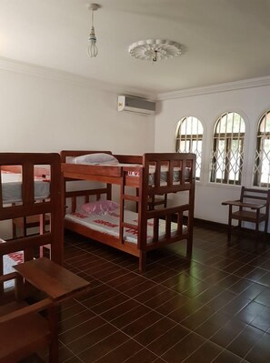 Twin kamer | Een bureau, gratis wifi, beddengoed