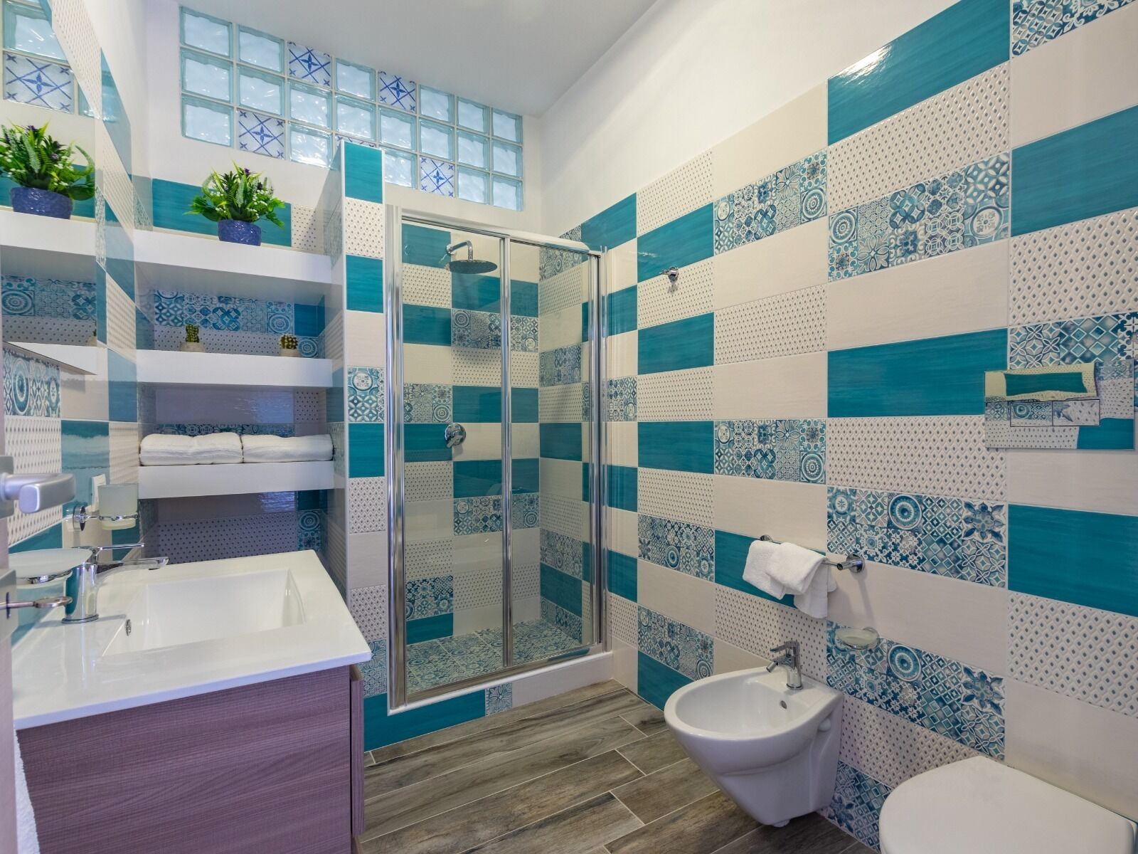 Deluxe-Apartment, 1 Schlafzimmer, Stadtblick | Badezimmer | Dusche, Regendusche, kostenlose Toilettenartikel, Haartrockner