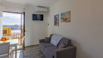 Deluxe-Apartment, 1 Schlafzimmer, Meerblick | Wohnbereich | LCD-Fernseher
