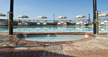 Zweizimmerwohnung in einem charmanten Steindorf mit Swimmingpool, Tennis, auf dem Land in der Nähe des Meeres und Dienstleistungen