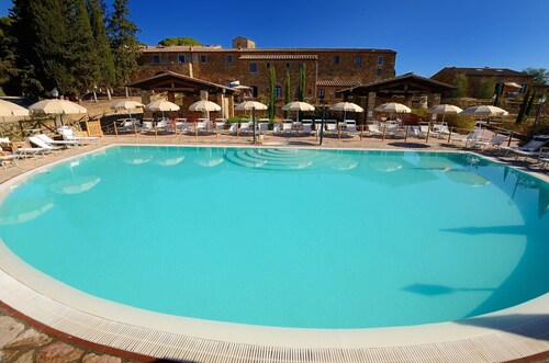 Zweizimmerwohnung in einem charmanten Steindorf mit Swimmingpool, Tennis, auf dem Land in der Nähe des Meeres und Dienstleistungen 