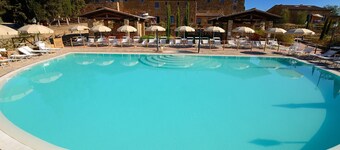 Two-room apartment in a charming stone village with swimming pool, tennis, in the countryside near the sea and services 