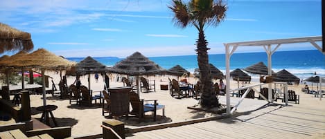 Sur la plage, serviettes de plage