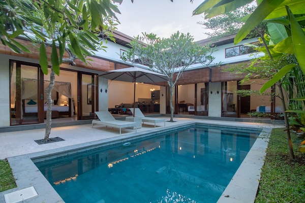 Tabla de planchar con plancha, wifi gratis y ropa de cama