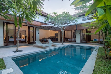 Tabla de planchar con plancha, wifi gratis y ropa de cama