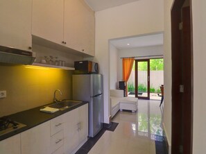 Full-size fridge, microwave, stovetop, electric kettle - Sayang Sanur Resort (Denpasar)