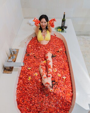 Luxury Villa, 4 Bedrooms, Private Pool | Bathroom | Free toiletries, hair dryer, towels - Luxury Villa K Central Seminyak (Seminyak)