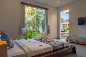 4 bedrooms, in-room safe, desk, laptop workspace