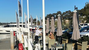 A marina with boats, outdoor seating, and flags. - Studio minutes from Waterfront walks, close to Pasadenas, cafes, restaurants  (Bayview)