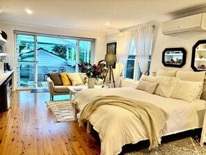 1 bedroom, desk, iron/ironing board, free WiFi - Studio minutes from Waterfront walks, close to Pasadenas, cafes, restaurants  (Bayview)