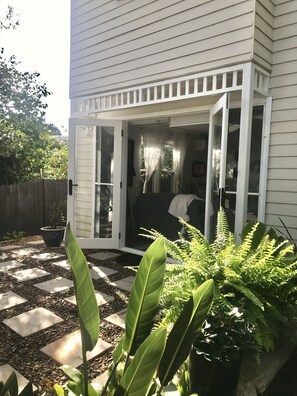 Terrace/patio - Studio minutes from Waterfront walks, close to Pasadenas, cafes, restaurants (Bayview)