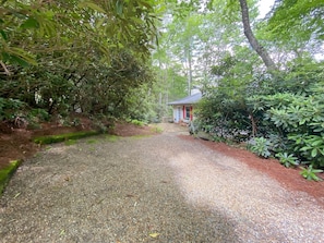 Property grounds - Delightful Walk to Town Cottage in the Harris Lake Area | Cardinal Cottage (Highlands)