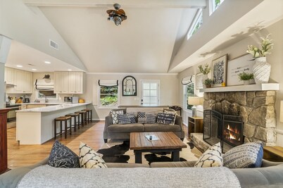 Cardinal Cottage | Delightful Walk to Town Cottage in the Harris Lake Area