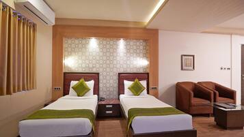 Habitació Deluxe | Caixa forta a l'habitació, cortines opaques i planxa i posts de planxar