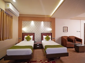 Deluxe Room | In-room safe, blackout drapes, iron/ironing board, free WiFi - Gold Coast Beach Resort (Brahmagiri)