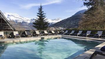 Piscine extérieure (ouverte en saison), chaises longues