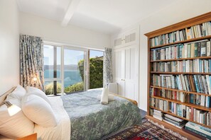 3 bedrooms, iron/ironing board, free WiFi, bed sheets - Stay over the Harbour - Beautiful Miramar Villa (Karaka Bays)