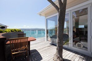 Outdoor dining - Stay over the Harbour - Beautiful Miramar Villa (Karaka Bays)