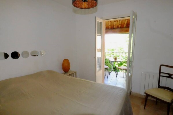 3 bedrooms, iron/ironing board, travel crib, WiFi