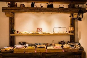 Café da manhã com buffet grátis todos os dias