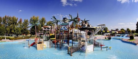 Una piscina cubierta, una piscina al aire libre de temporada