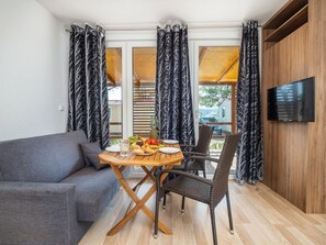 Classic Mobile Home, 3 Bedrooms, Terrace | Living area