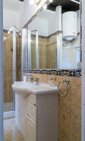 Towels, soap, shampoo, toilet paper