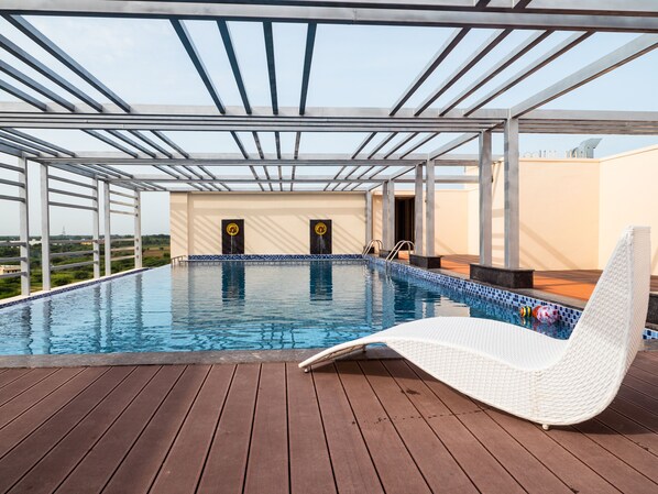 Alberca techada y camastros 